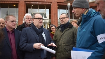 Thorsten Krüger will es richten: Der neue Landrat (Vierter von links) verspricht dem Elternsprecher David Neufeld (rechts) den Bau einer neuen Förderschule in Cuxhaven.
