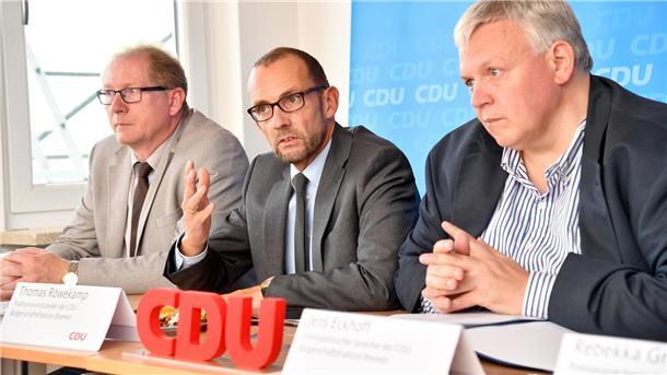 Gebürtiger Bremerhavener Röwekamp soll Verteidigungsausschuss leiten Thorsten Raschen (links), Thomas Röwekamp und Jens Eckhoff bei einer Pressekonferenz.