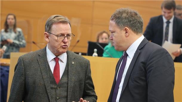 Ramelow mit Koalitionsofferte an die CDU - Voigt winkt ab Thüringen Ministerpräsident Bodo Ramelow (l) reicht CDU-Kontrahent Mario Vogt die Hand.