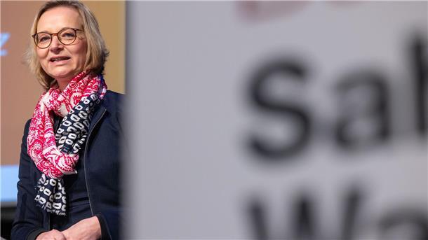 BSW sagt Ja zur Koalition in Thüringen Thüringens BSW-Chefin Katja Wolf betonte bei einer Mitgliederversammlung in Ilmenau ihre inhaltliche Nähe zur Parteigründerin Sahra Wagenknecht.