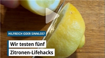 Eine Zitrone wird mit einem Messer geteilt.
