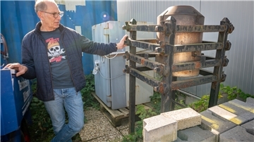THW-Schirrmeister Michael Jorden zeigt die Feuerblüse - irgendwie verloren auf dem Hof des THW.