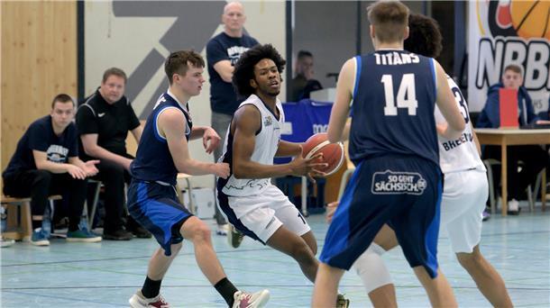 Ti-Zyooh Florencia (Zweiter von links) und die NBBL-Eisbären haben den Aufstieg auch nach der Heimniederlage gegen Chemnitz noch in der Hand.