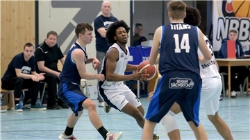 Ti-Zyooh Florencia (Zweiter von links) und die NBBL-Eisbären haben den Aufstieg auch nach der Heimniederlage gegen Chemnitz noch in der Hand.