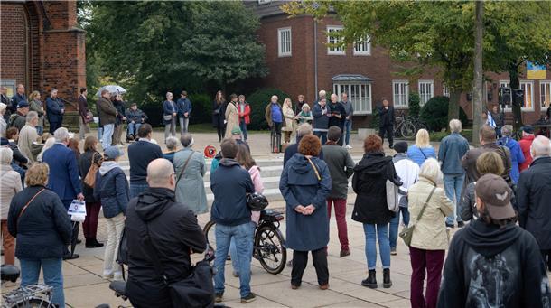 Tiefe Betroffenheit: Die Menschen, die sich vor der Großen Kirche versammelten, bekundeten ihre Solidarität mit den Opfern des Hamas-Angriffes auf Israel.