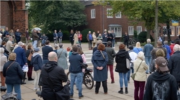 Tiefe Betroffenheit: Die Menschen, die sich vor der Großen Kirche versammelten, bekundeten ihre Solidarität mit den Opfern des Hamas-Angriffes auf Israel.