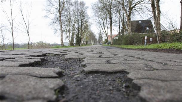 Tiefe Löcher: Die Kreisstraße 65 zwischen Hymendorf und Drangstedt ist eine der kaputtesten Straßen im Kreis.