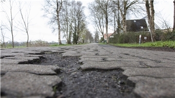Tiefe Löcher: Die Kreisstraße 65 zwischen Hymendorf und Drangstedt ist eine der kaputtesten Straßen im Kreis.
