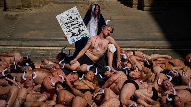 Solidarität mit Palästinensern bei Sanfermín-Fest in Spanien Tierschützer protestieren seit langem vergeblich gegen die Stierhatzen und Stierkämpfe, die sie als Tierquälerei bezeichnen.