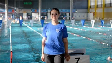 Eine Trainerin vom TV Lehe steht vor einem Startblock im Schwimmbad Bad 3 in Bremerhaven.