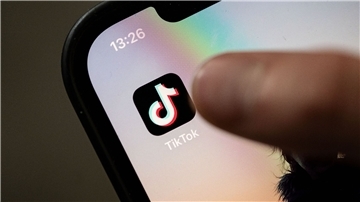 TikTok-App auf einem Smartphone. Ab Anfang nächsten Jahres sollen YouTube-Partner sowohl auf der YouTube-Hauptplattform als auch auf „Shorts“ an den Einnahmen beteiligt.