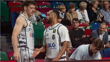 Zwei Basketballer klatschen sich auf der Bank ab. Es sind Till Isemann und Jemarl Baker von den Eisbären Bremerhaven.  