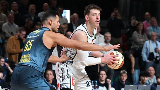 Ein Basketballer schirmt den Ball vor einem Gegenspieler ab. Es ist Till Isemann von den Eisbären Bremerhaven.
