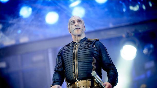 Nach Vorwürfen gegen Lindemann: „Schockstarre“ bei Rammstein Till Lindemann, der Sänger der Band Rammstein, steht bei einem Konzert in Hamburg im Juni 2022 auf der Bühne.