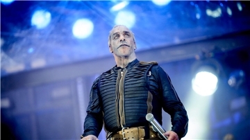 Till Lindemann, der Sänger der Band Rammstein, steht bei einem Konzert in Hamburg im Juni 2022 auf der Bühne.