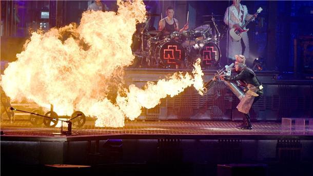 Till Lindemann feuert auf der Bühne mit einem Flammenwerfer auf Band-Mitglied Christian Lorenz.