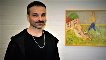 Till Megerle steht vor einem seiner Kunstwerke.
