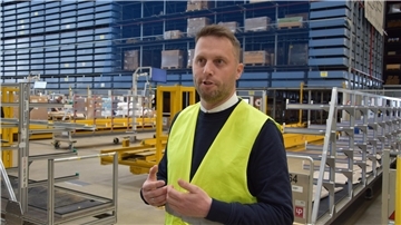 Es ist der Mitarbeiter Tim Behrens zu sehen, der im Materialwirtschaftszentrum des Airbuswerks in Nordenham steht. 
