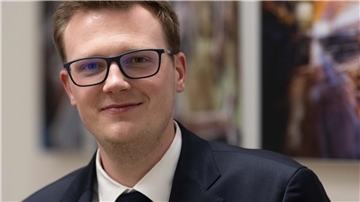 Mann mit Brille in einem Anzug