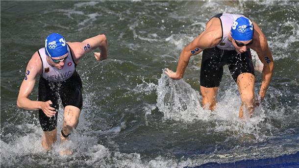 Schlägerei im Wasser, Stürze vom Rad: Triathleten enttäuscht Tim Hellwig und Jonas Schomburg steigen aus der trüben Seine.