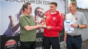 Tim Klowat hat den Torjägerpokal der NORDSEE-ZEITUNG gewonnen. Bei Sport Herold überreicht Redakteur Dietmar Rose (links) die Trophäe. Heiko Herold hält den zugehörigen Gutschein parat.