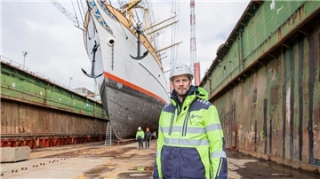 Tim Mangels koordiniert die Instandhaltung des Schiffes und sorgt für eine sorgfältige Umsetzung der Maßnahmen.