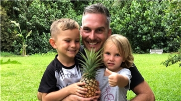 Tim Meyer mit seinen Kindern Yann Tamatoa und Charlie Moana.