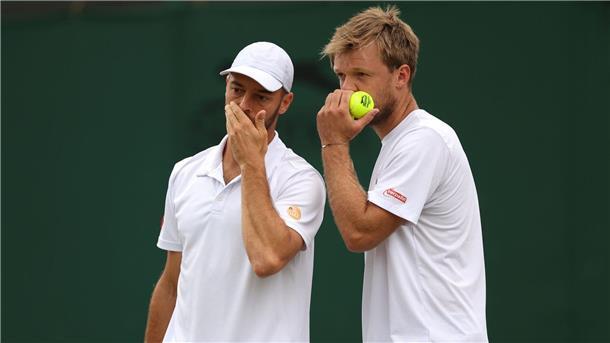 Tim Pütz (l) und Kevin Krawietz gewannen trotz der späten Anreise ihr Davis-Cup-Doppel in China gegen die Slowakei.
