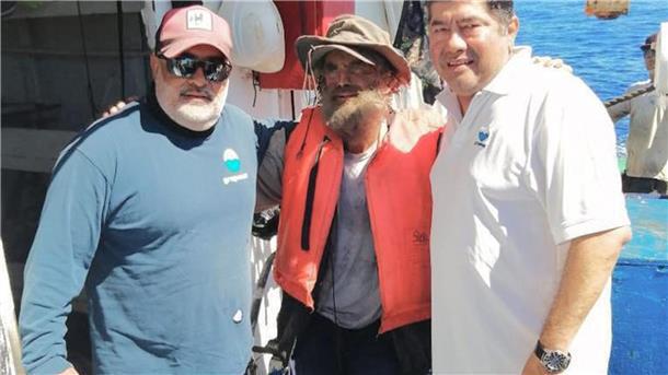Schiffbrüchiger und Hündin nach Monaten gerettet Tim Shaddock (M) an Bord des Thunfischfängers „Maria Delia“.