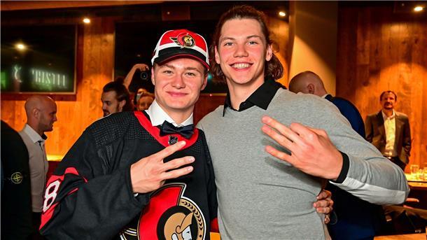 Tim Stützle (links) und Moritz Seider von den Adler Mannheim während des Draft-Events.