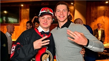Tim Stützle (links) und Moritz Seider von den Adler Mannheim während des Draft-Events.