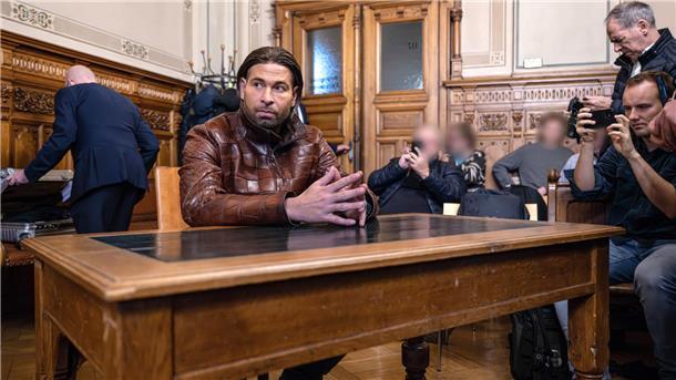  Tim Wiese sitzt im Gerichtssaal vom Landgericht Bremen. 