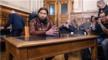  Tim Wiese sitzt im Gerichtssaal vom Landgericht Bremen. 