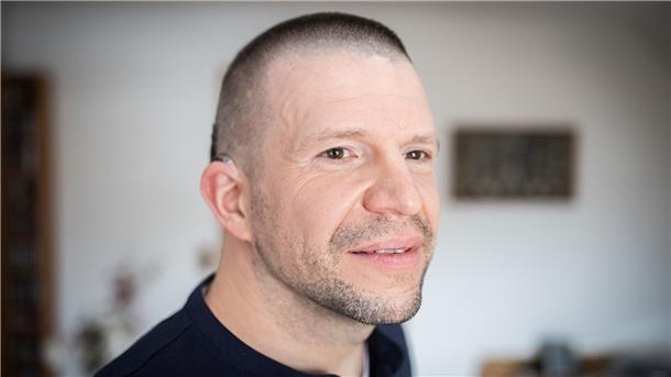 Timo Bilitza aus Spaden lebt nach dem Verlust seines Hörvermögens auf dem rechten Ohr nun mit einem Cochlea-Implantat seit Ende 2020.