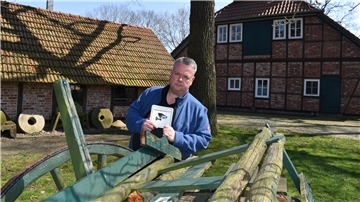 Timo Gerkens vom Heimatverein Beverstedt ärgert sich über den zerstörten Ackerwagen am Dorphuus Lunestedt und weitere Beschädigungen, die Unbekannte angerichtet haben. In Zukunft weißt ein Schild auf die neue Videoüberwachung an dem Gebäude hin. 