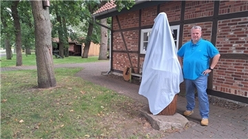 Timo Gerkens vom Heimatverein Beverstedt freut sich auf die Enthüllung der reparierten Skulptur beim Apfeltag.
