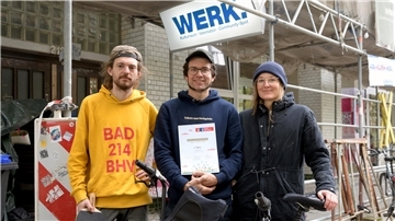 Zircula: Bremerhavener gewinnen Bremer Sozialunternehmens-Preis Timo Hecken, Jonas Hummel und Mareike Hantschel vorm WERK in der Alten Bürger. Foto: Masorat