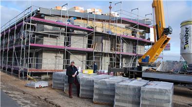 Timo Käter auf „seiner“ Baustelle im Beerster Handels- und Gewerbepark.