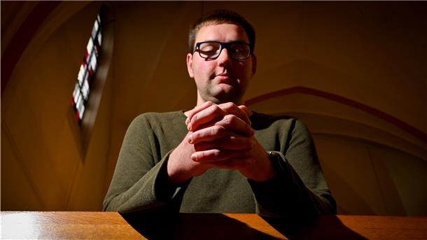 Timo Suermann aus Wremen steht zu seinem Glauben. Er ist aktives Mitglied der katholischen Herz-Jesu-Kirche in Bremerhaven. Doch es ist heutzutage nicht immer einfach, Katholik zu sein.