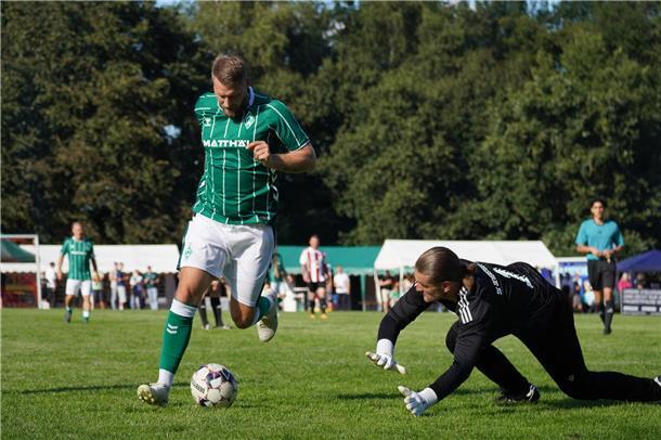 Timon Streich streckt sich
