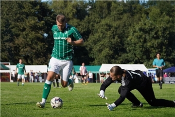 Timon Streich streckt sich