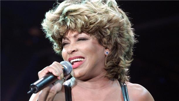 Tina Turner bei einem Konzert im Hamburger Volksparkstadion im Jahr 2000.