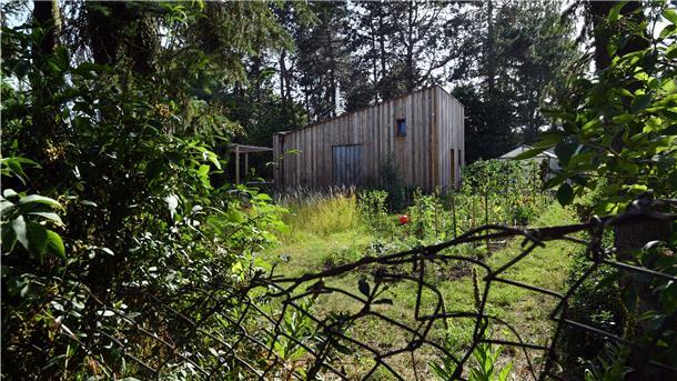 Ein Tiny House mit Garten.