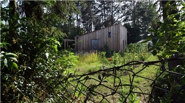 Ein Tiny House mit Garten.