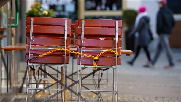 Nachbesserungen bei Energiepreisbremsen geplant Tische und Stühle stehen vor einem Restaurant in Bad Reichenhall. Mit dem bis zu 200 Milliarden Euro schweren „Doppelwumms“ will die Bundesregierung bis 2024 Preisbremsen für Gas und Strom sowie Unternehmenshilfen finanzieren.