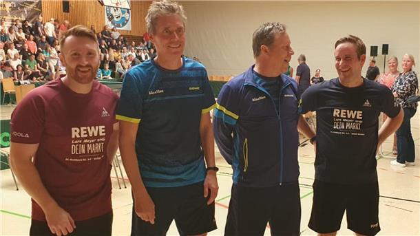 Tischtennisspieler unter sich (von links): Lunestedts Anton Depperschmidt, die beiden schwedischen Ex-Weltmeister Jörgen Persson und Jan-Ove Waldner sowie TSV-Kapitän Matti von Harten. 