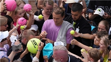 Titelverteidiger Alexander Zverev schreibt Autogramme am Rothenbaum.