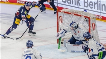 Titelverteidiger Eisbären Berlin siegt zum Viertelfinal-Auftakt gegen Straubing.
