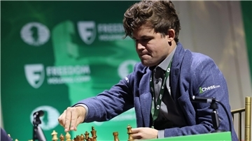 Titelverteidiger Magnus Carlsen hat den Rückzug vom Rückzug angekündigt.