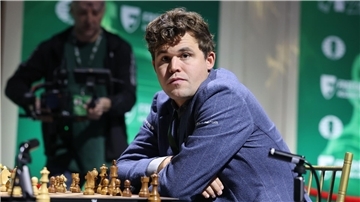 Titelverteidiger Magnus Carlsen hat nach einer Bestrafung seinen Rückzug von der Schnellschach-WM erklärt.